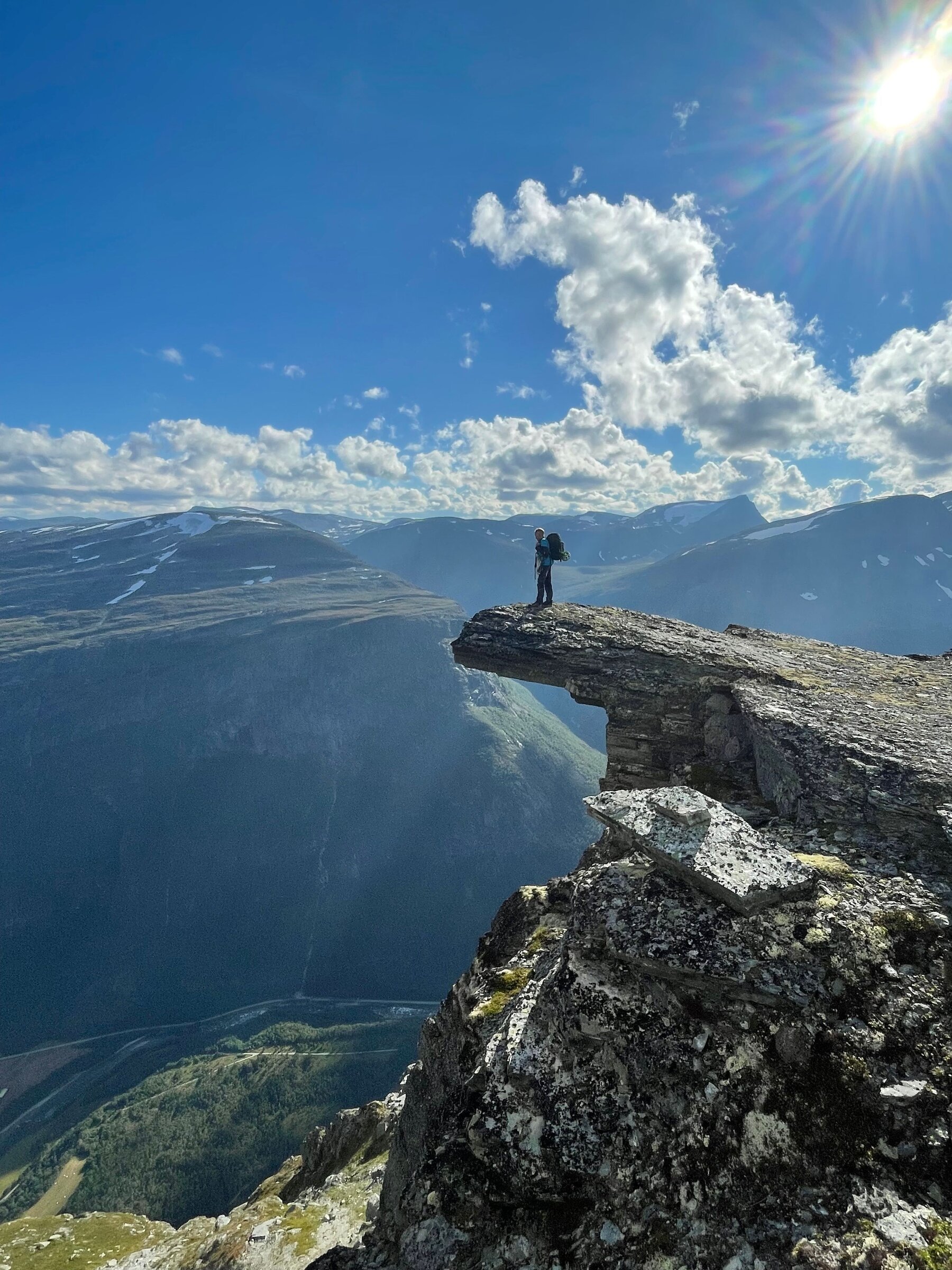 Jo Gjeldnes på stupebrettet mot Sunndalen – på tur ned fra Hoåsnebba til Giklingdalen