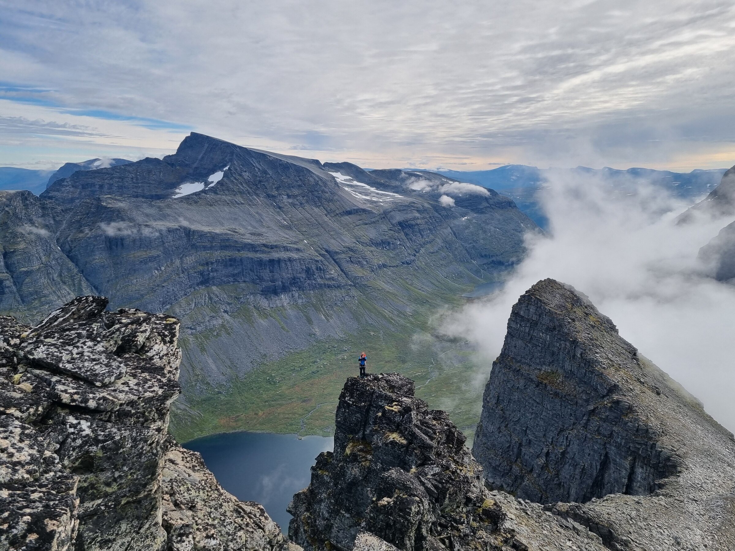 Jo Gjeldnes på Skarfjells midttopp – Foto: Emil Bråten