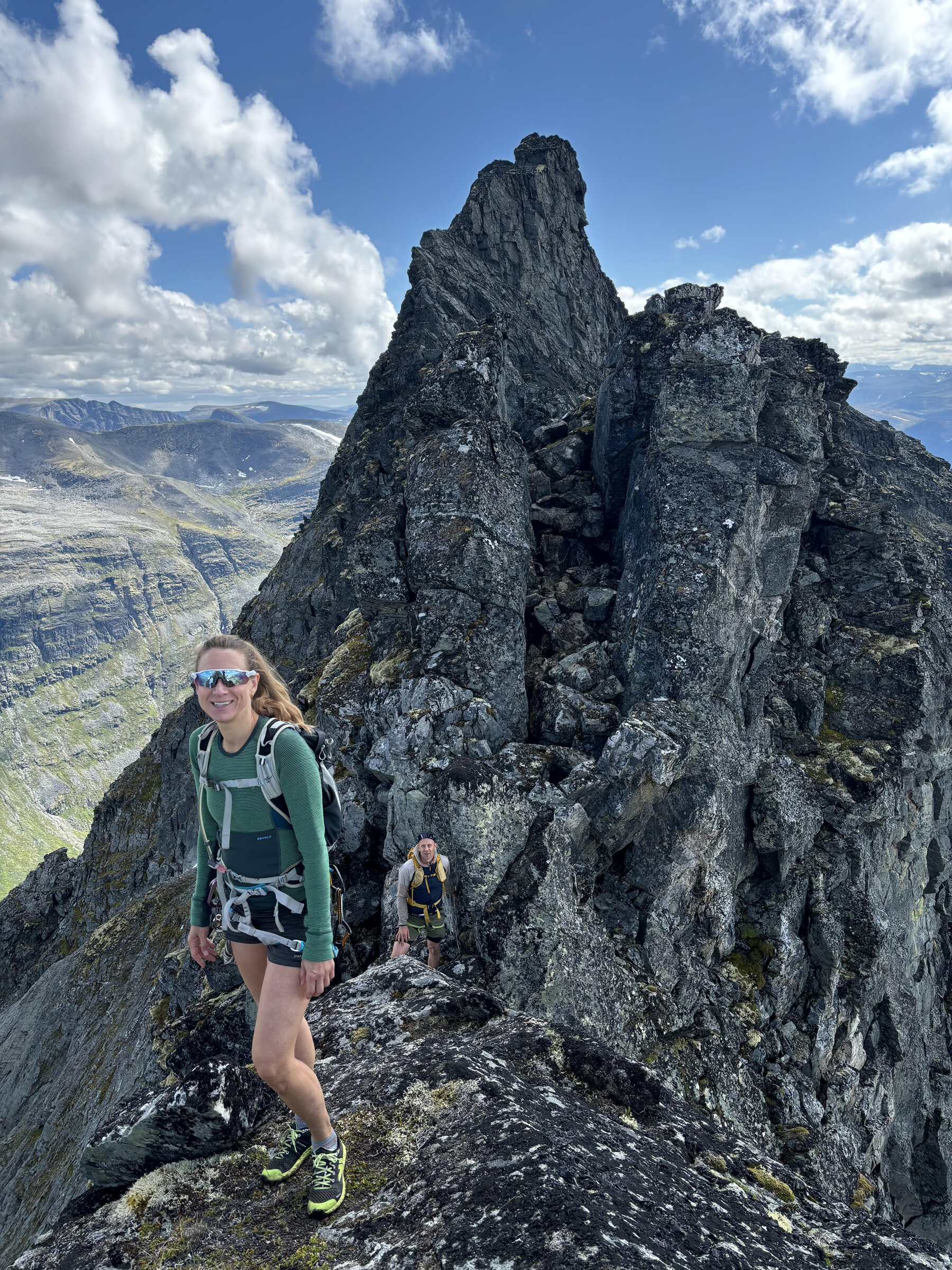 Lilly Kolmann og Anders Lundli på tur ned fra Søre Trolla – Foto: Emil Bråten