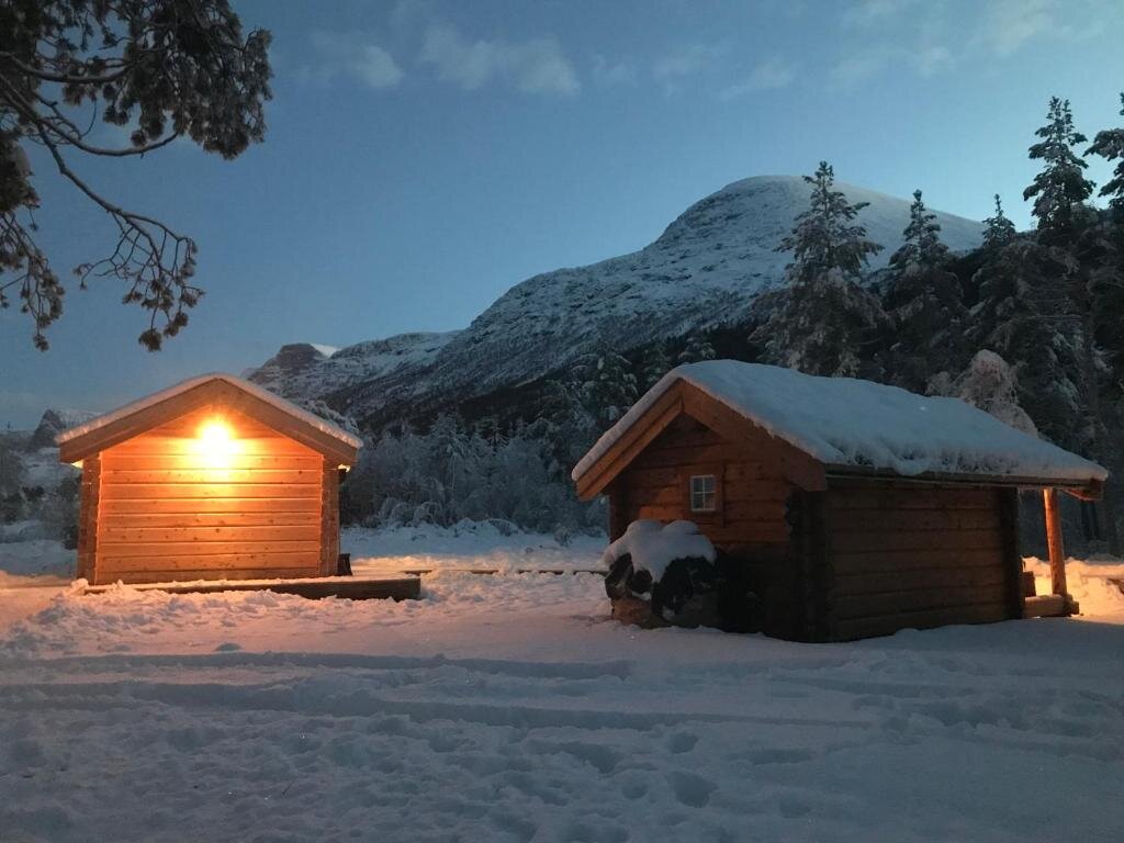 Hytter i snø om vinteren med fjell bak