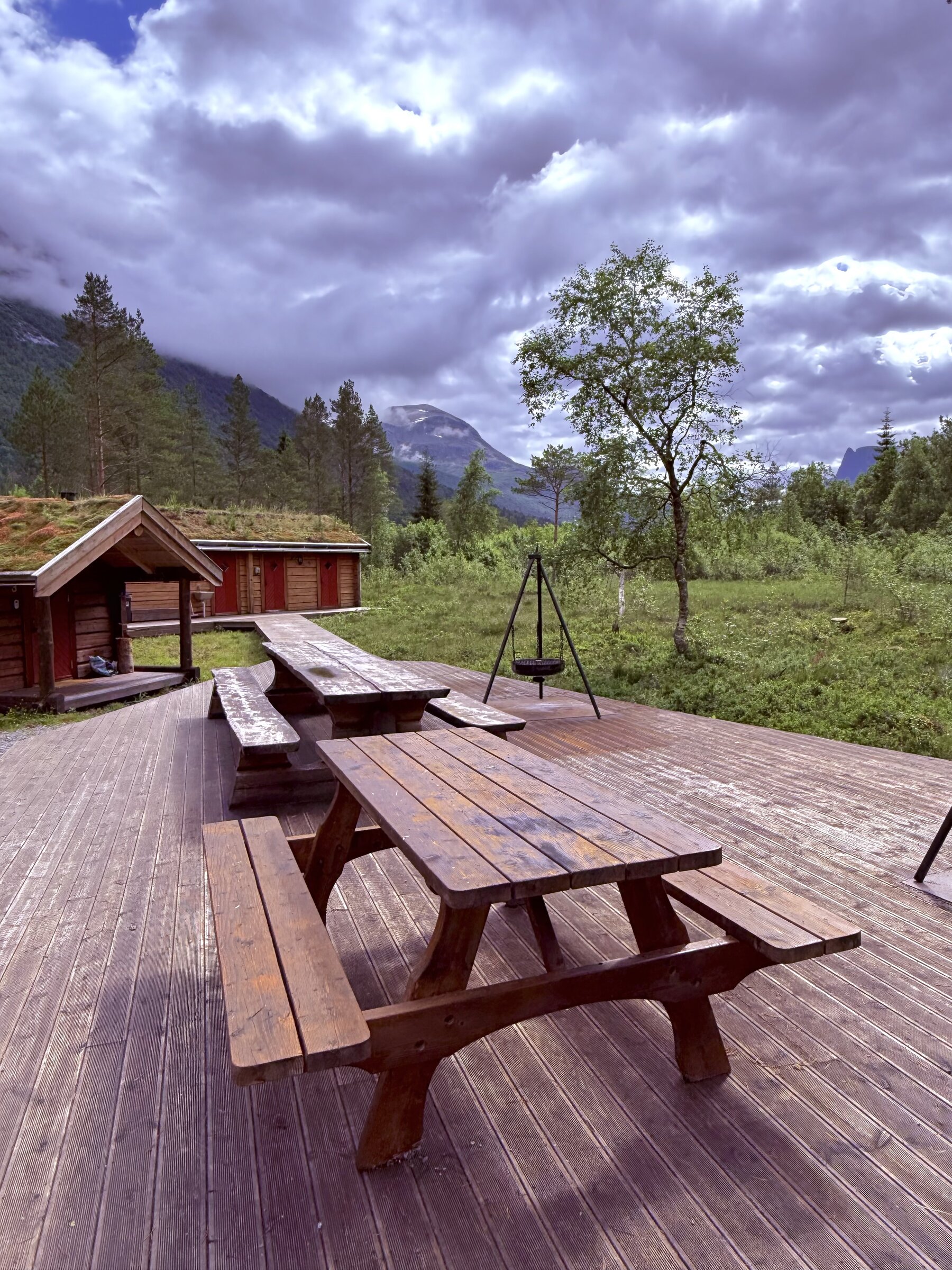 Hyttene med bålkrok og terrasse