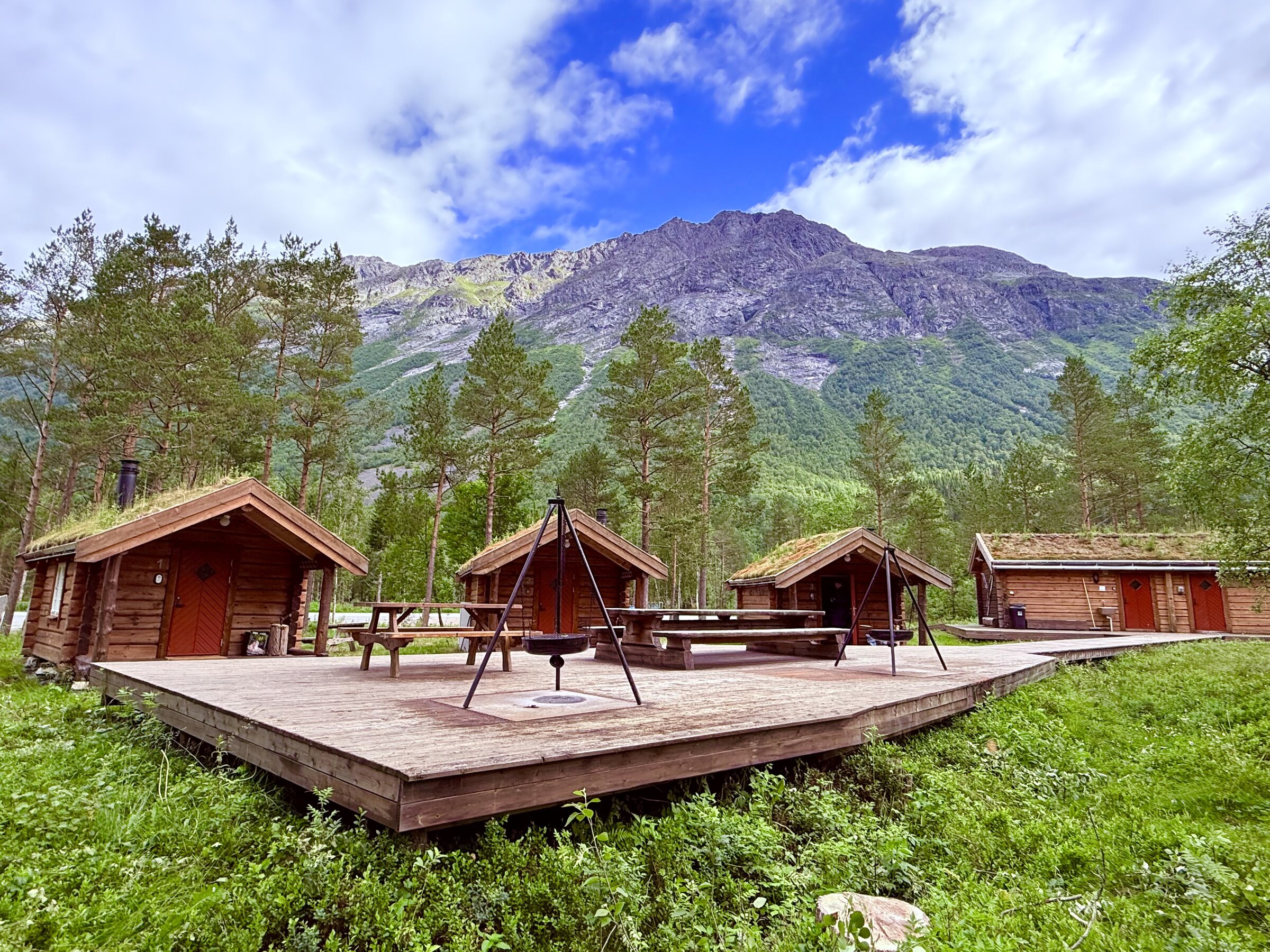 Terrasse med bålkrok og fjell i bakgrunnen