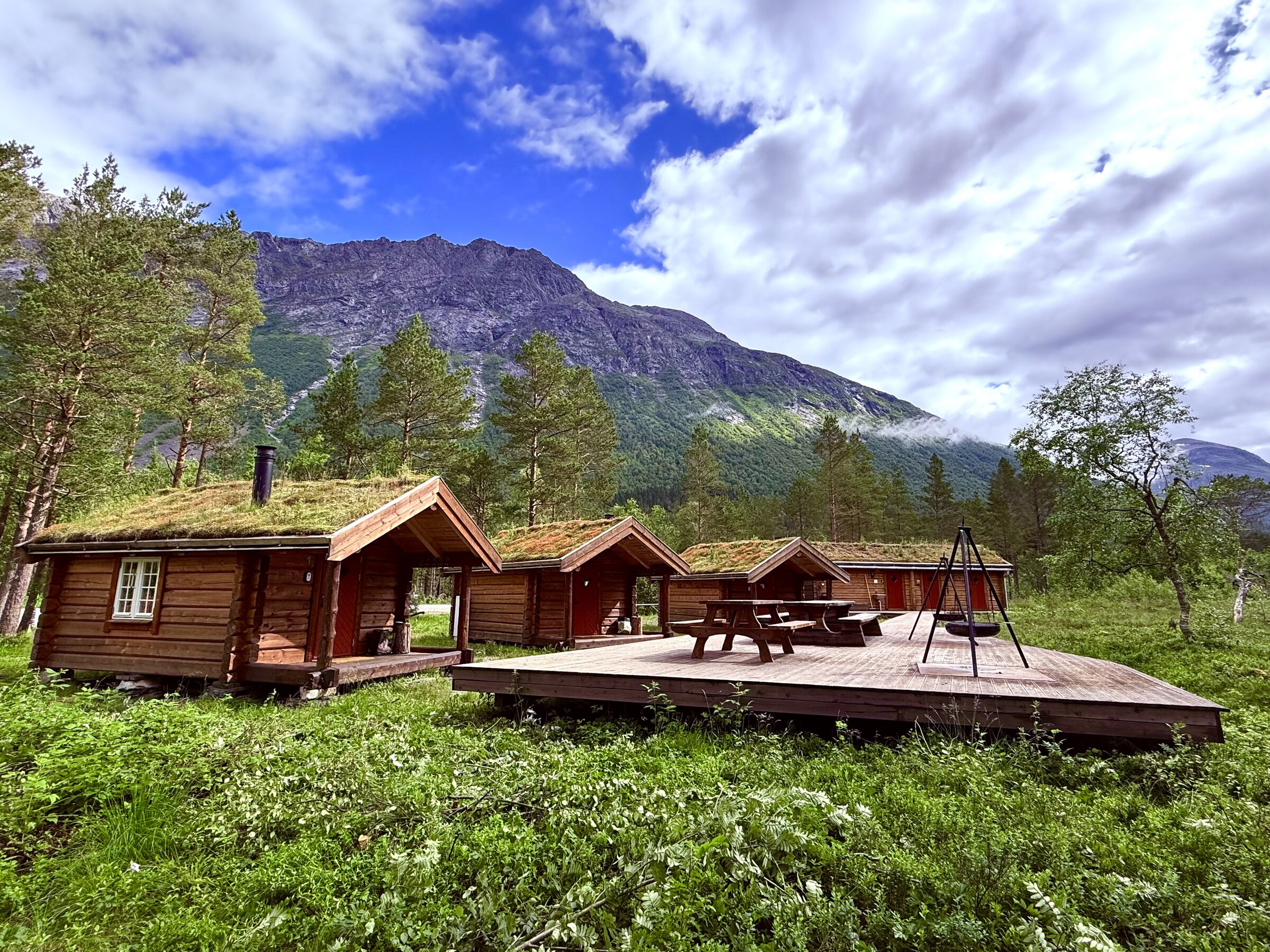 Hyttene med fjell og bålkrok
